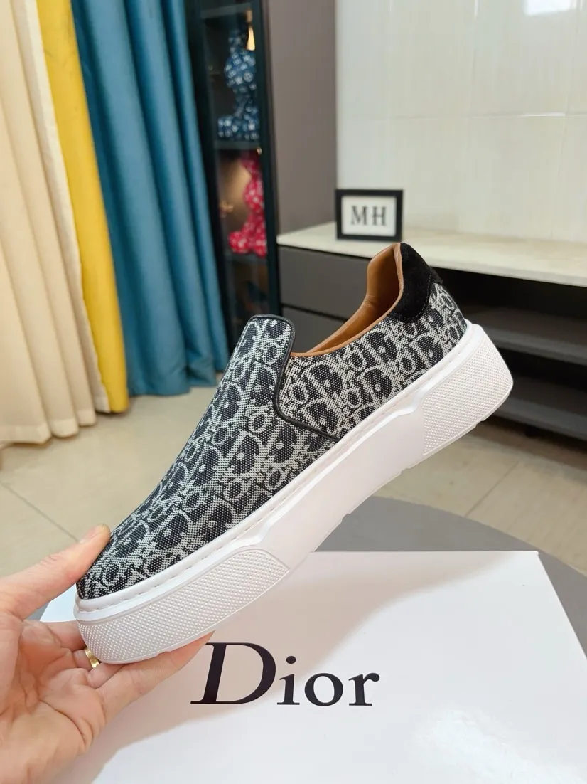 Men's men's shoes 💰380🌸🌸[Dior] 25ss new product B01 moral training shoes. The toe dimension design of the couple's style is a bit wider. The upper foot comfort is perfect. The threads are beautiful. Perfectly adaptable to trousers. Decorated with various classic details. It is an ideal choice for daily styling. Can be matched with various casual items to create exquisite looks. Fabric: top layer cowhide/lining sheepskin TPU original outsole Code number: 38-44, 45 customized